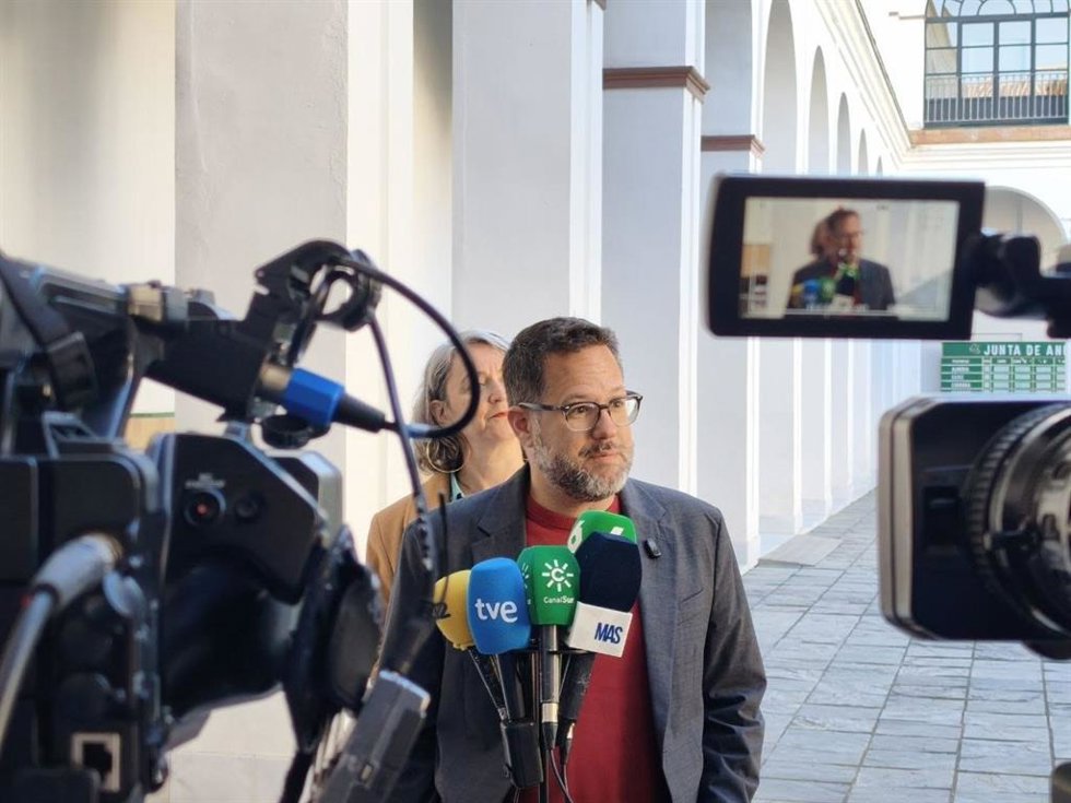 El portavoz de Adelante Andalucía, José Ignacio García, atiende a los medios.