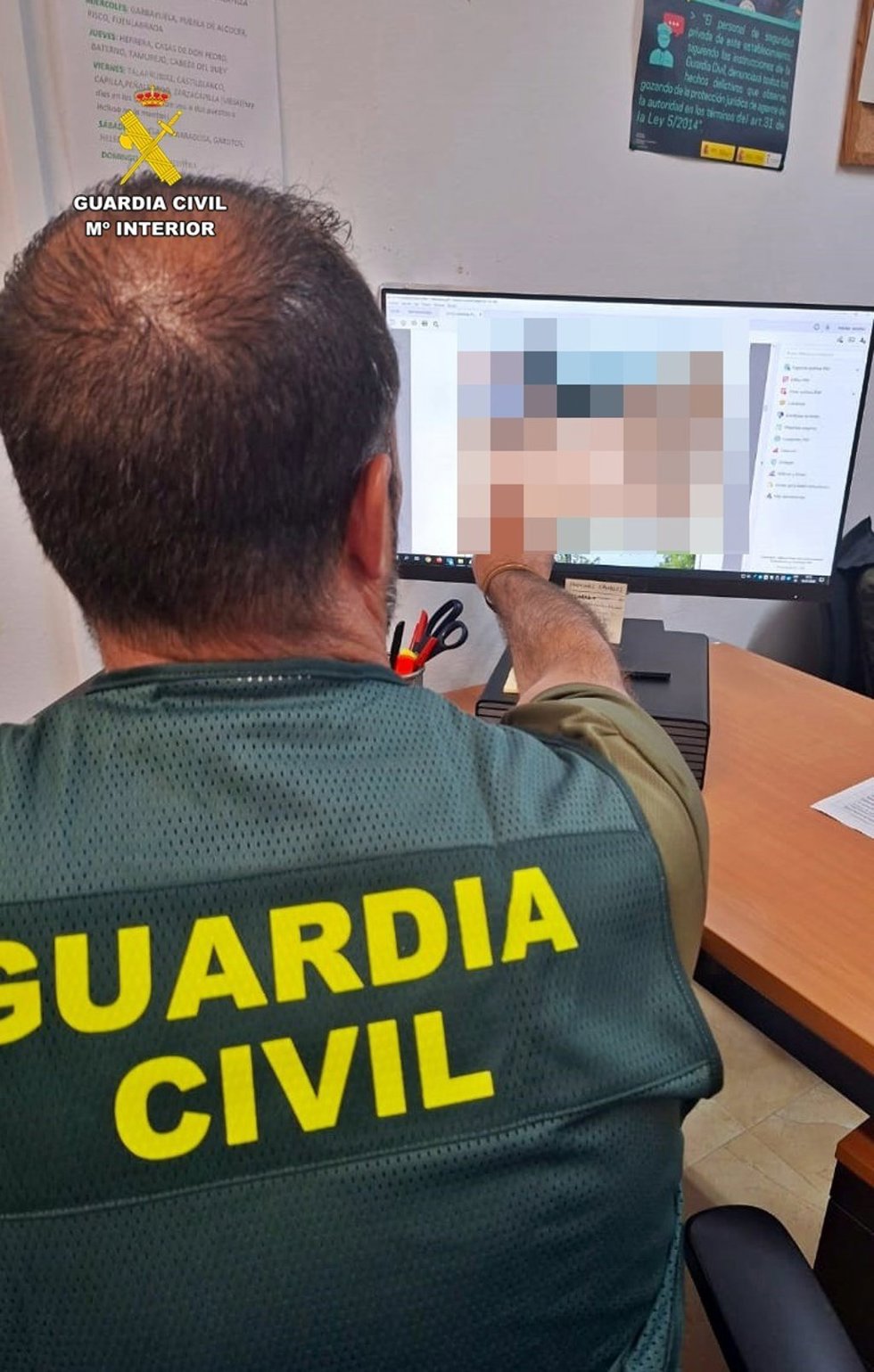 Un agente de la Guardia Civil