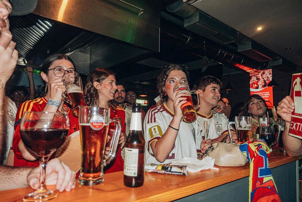 Aficionados de la Selección Española durante el partido del Mundial de fútbol 2026 entre España y Portugal en un bar 