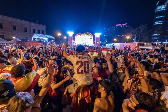 Aficionados a la selección española de fútbol durante la celebración del partido de semifinales del mundial entre España y Francia, a 14 de julio de 2026, en Madrid (España). El encuentro decide el pase a la final del mundial y es la primera vez en 16 año