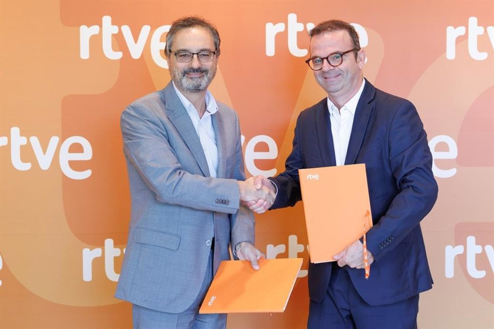 Alberto Morales y Roberto Suárez Martín tras la firma del acuerdo.