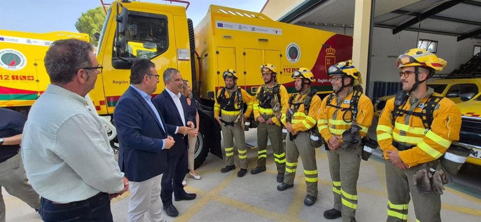 El consejero de Medio Ambiente, Industria, Universidades, Investigación y Mar Menor, Juan María Vázquez, junto al alcalde de Cieza, Tomás Rubio, durante la visita las instalaciones de defensa forestal en Cieza
