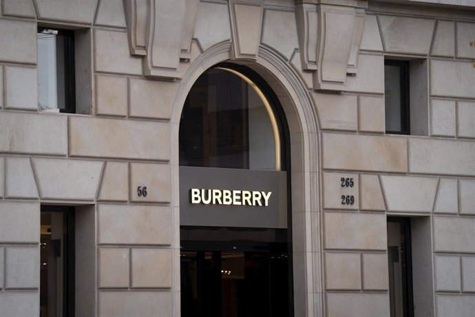 Archivo - Fachada del edificio donde se encuentra la tienda Burberry en el Paseo de Gracia en Barcelona, a 15 de enero de 2024, en Barcelona, Catalunya (España). 