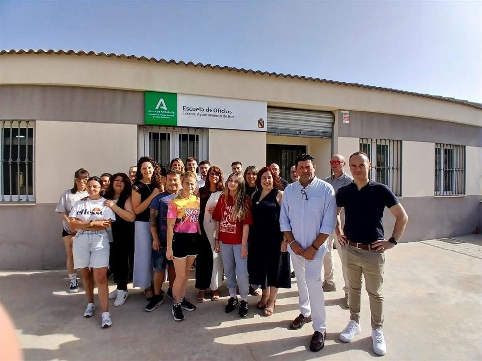 Alumnado y profesorado del proyecto junto a la delegada del Gobierno andaluz, Ana Mata