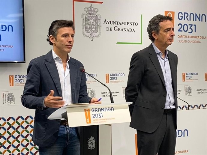 Archivo - El portavoz del equipo de gobierno local de Granada, Jorge Saavedra, atiende a los medios en presencia del concejal de Urbanismo, Enrique Catalina. Archivo.