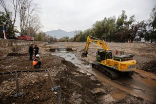 Santiago, 14 de julio de 2026.  El Presidente de la Republica, Jose Antonio Kast, acompañado del ministro de Transportes, Telecomunicaciones y Obras Publicas, Louis de Grange, y la directora de Senapred, Alicia Cebrian, inspecciona las medidas