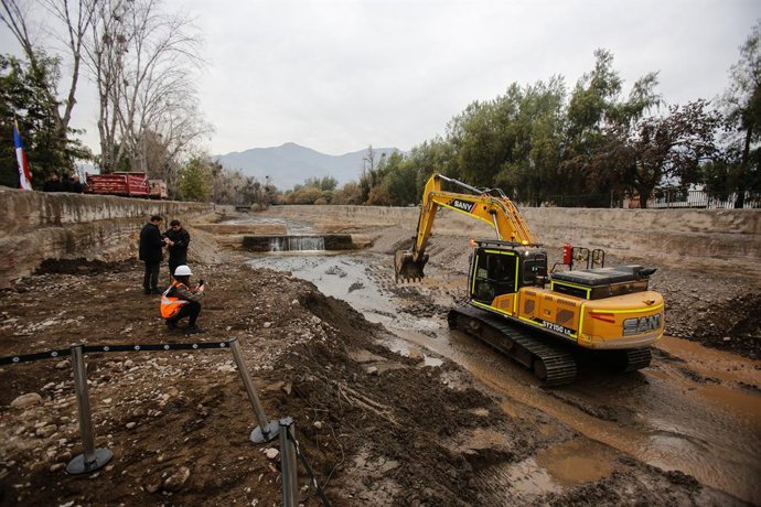 Santiago, 14 de julio de 2026.  El Presidente de la Republica, Jose Antonio Kast, acompañado del ministro de Transportes, Telecomunicaciones y Obras Publicas, Louis de Grange, y la directora de Senapred, Alicia Cebrian, inspecciona las medidas