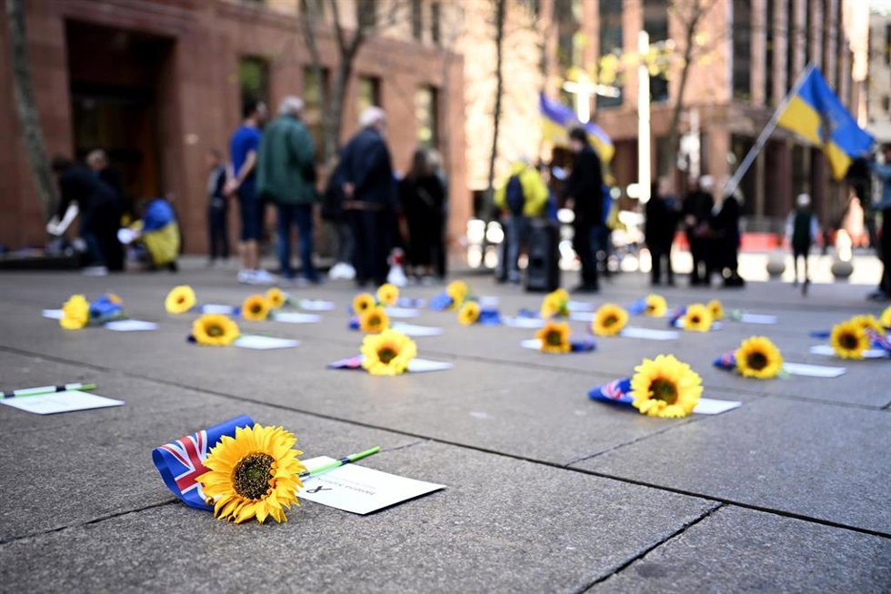 Archivo - Ofrendas florales durante un acto conmemorativo por el décimo aniversario del derribo del vuelo 17 de Malaysia Airlines (MH17), en Martin Place, Sídney