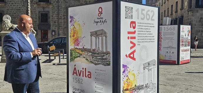 El teniente de alcalde de Turismo y Cultura y coordinador de la red 'Huellas de Teresa', Carlos López, visita la exposición de las fundaciones de Santa Teresa.