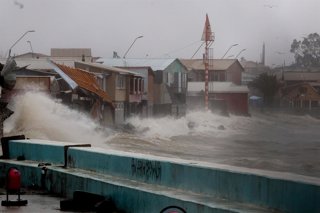 Penco, 16 de julio de 2026 Pescadores del sector Cerro Verde Bajo, intentan rescatar sus botes que son arrastrados por la la marea que ingreso hasta la calle. Carlos Acuna/Aton Chile