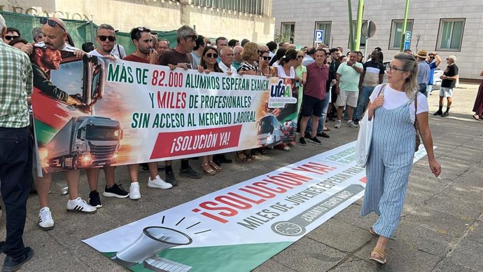 Las autoescuelas andaluzas se manifiestan para exigir más examinadores o exámenes por las tardes a la DGT.