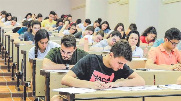 Personas participantes en un examen