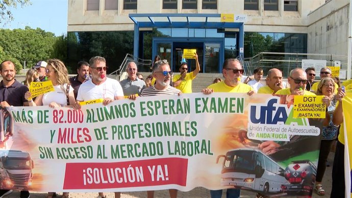 Protesta del sector de las autoescuelas a las puertas de la Jefatura Provincial de Tráfico por la falta de exámenes