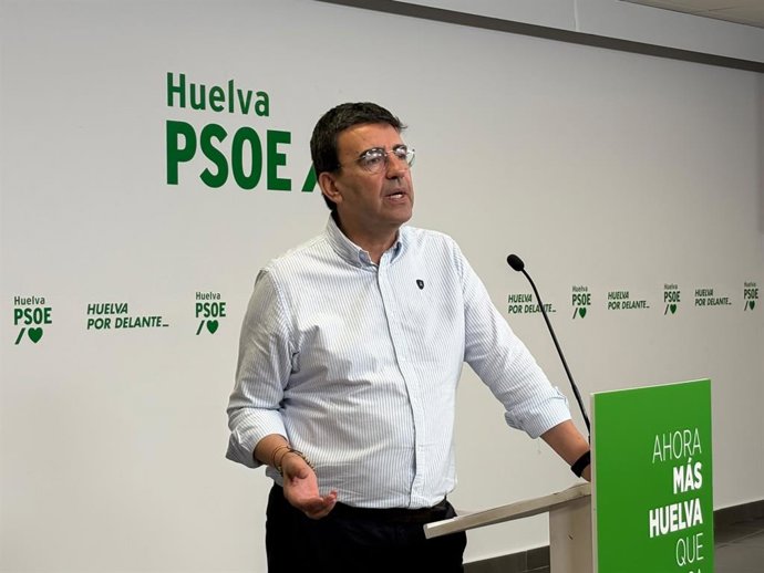 El parlamentario del PSOE-A Mario Jiménez, en rueda de prensa en Huelva.