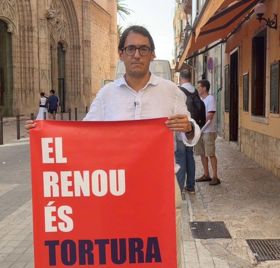Iago Negueruela con un cartel sobre el ruido de la Llotja, en el barrio