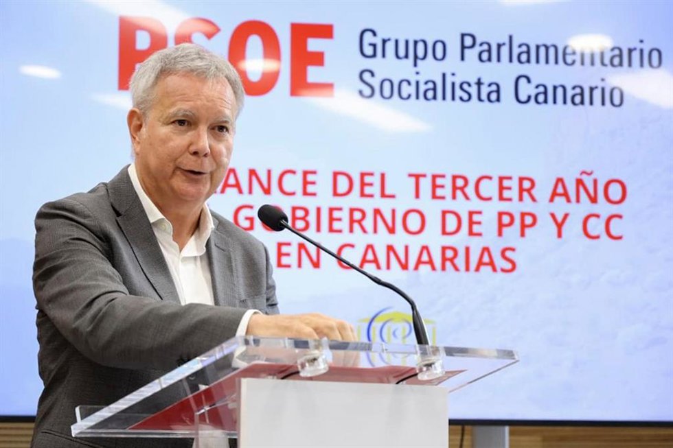 El portavoz del Grupo Parlamentario Socialista, Sebastián Franquis, en una rueda de prensa para dar cuenta del balance de legislatura