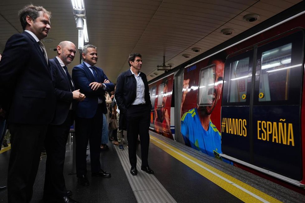 Archivo - El consejero de consejero de Vivienda, Transportes e Infraestructuras, Jorge Rodrigo, inaugura un tren de Metro vinilado en celebración de la Selección de Fútbol junto al presidente de la Real Federación Española de Fútbol, Rafael Louzán y Aitor