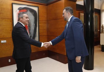 El presidente del Principado, Adrián Barbón, recibe al CEO de Indra, Josep María Recasens.