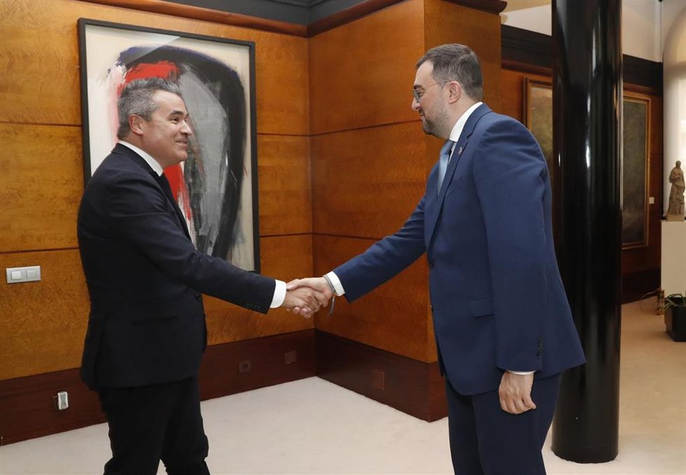 El presidente del Principado, Adrián Barbón, recibe al CEO de Indra, Josep María Recasens.