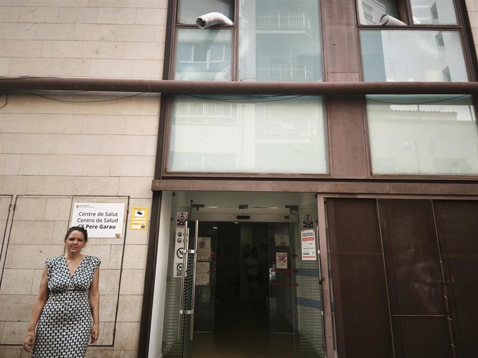 La diputada de MÉS per Mallorca Marta Carrió frente al centro de salud de Pere Garau.