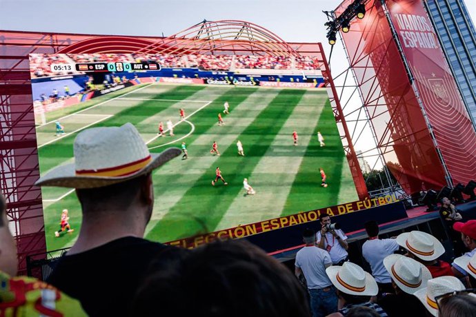 Aficionados de la Selección Española durante el partido del Mundial de fútbol 2026 entre España y Austria, en el evento de la Plaza Selección en la Plaza de Colón, a 2 de julio de 2026, en Madrid (España). El partido entre España y Austria, que correspond