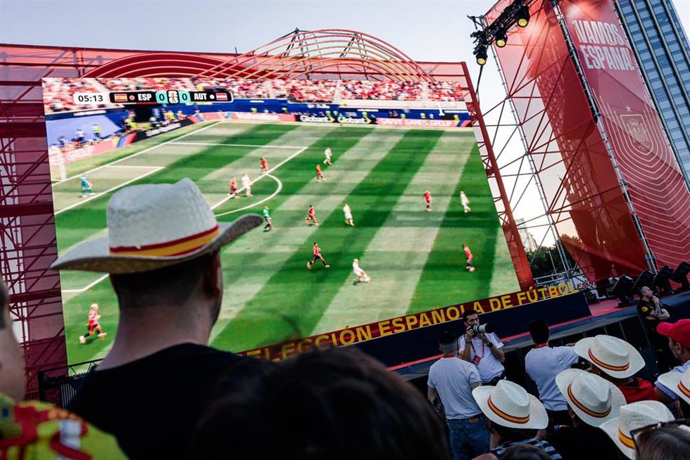Aficionados de la Selección Española durante el partido del Mundial de fútbol 2026 entre España y Austria, en el evento de la Plaza Selección en la Plaza de Colón, a 2 de julio de 2026, en Madrid (España). El partido entre España y Austria, que correspond