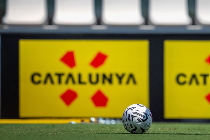 Publicitat de Catalunya en un camp de futbol