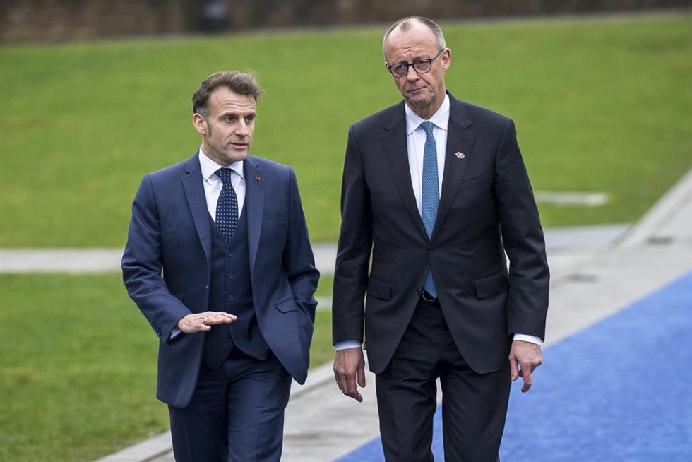Archivo - El presidente de Francia, Emmanuel Macron (izquierda), y el canciller de Alemania, Friedrich Merz (derecha), durante un encuentro en Bélgica en febrero de 2026 (archivo)