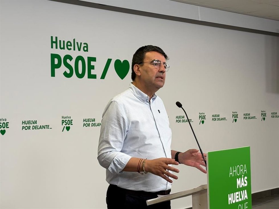 El parlamentario del PSOE-A Mario Jiménez, en rueda de prensa en Huelva.