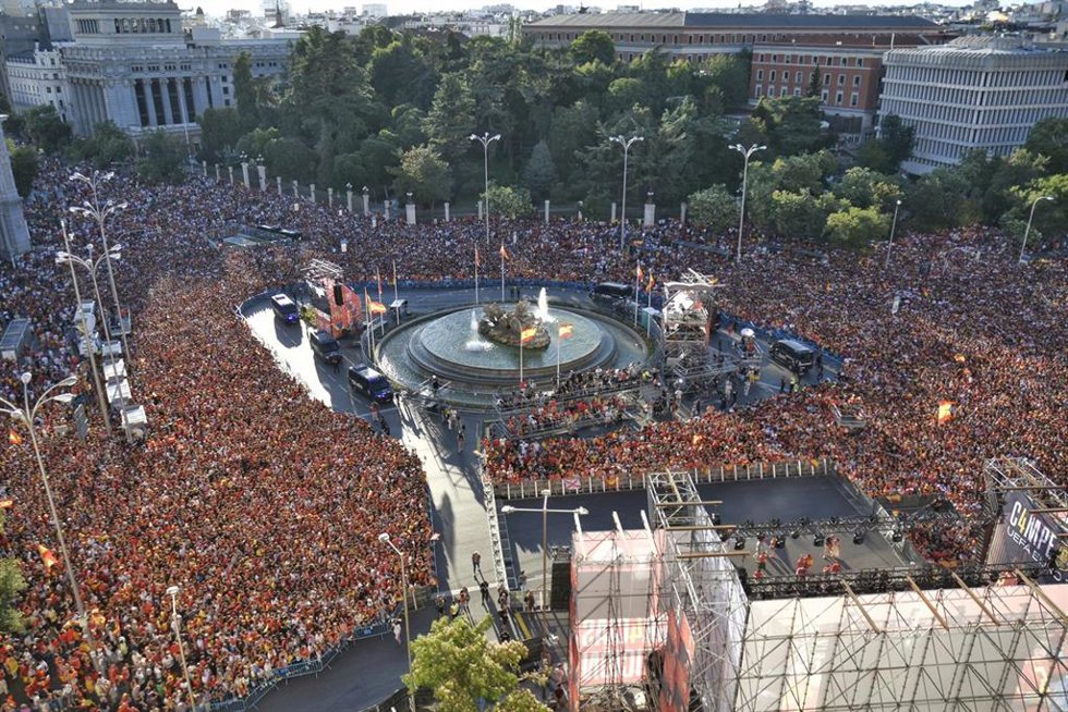 Archivo - Imagen área de la plaza de Cibeles durante la celebración por la victoria de España en la Eurocopa de 2024