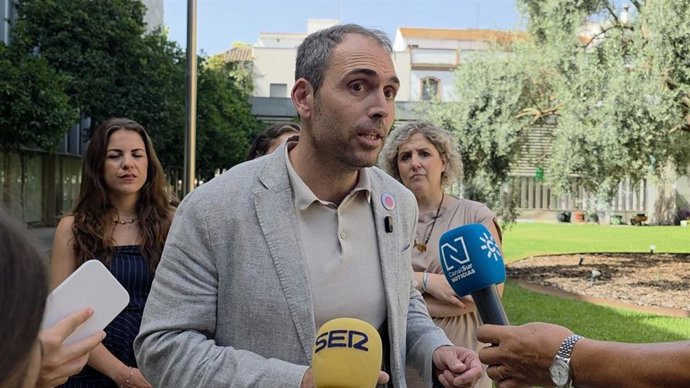 El coordinador general de IU Andalucía, Toni Valero, atiende a los medios en Benacazón (Sevilla).
