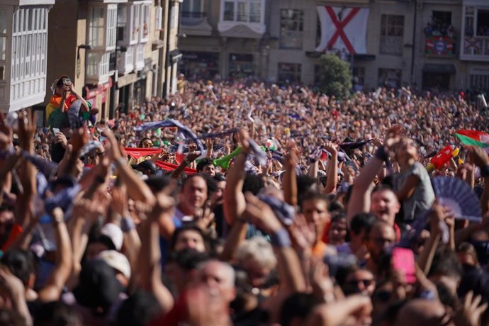 Archivo - Cientos de personas durante el inicio de las fiestas de ‘La Blanca’
