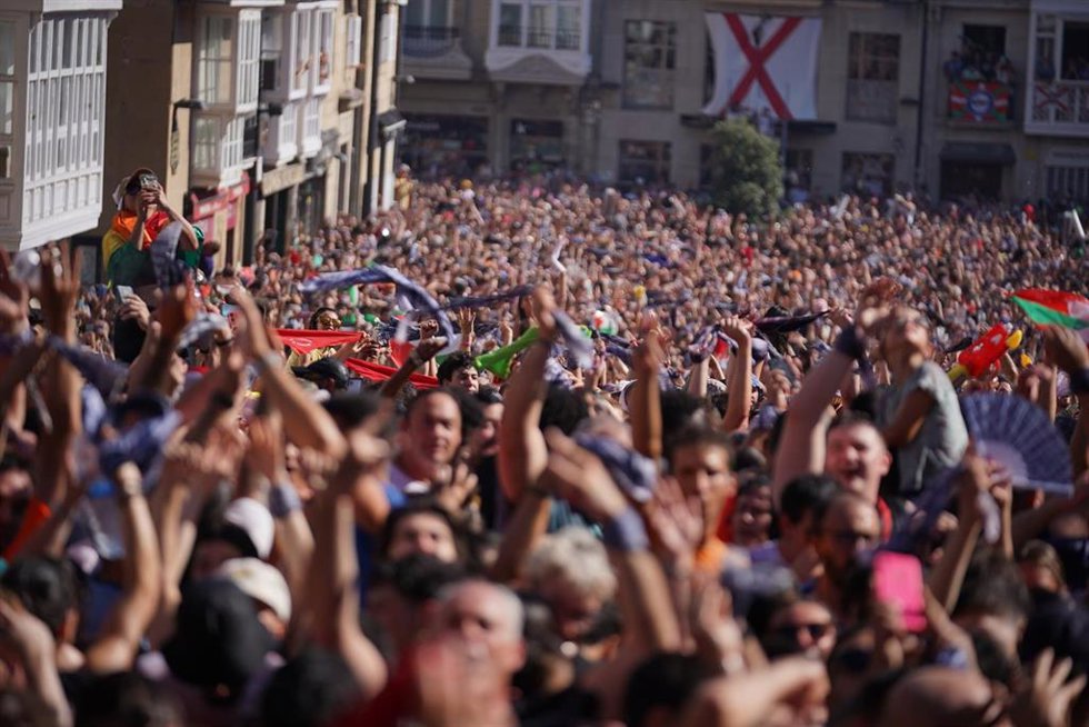Archivo - Cientos de personas durante el inicio de las fiestas de ‘La Blanca’