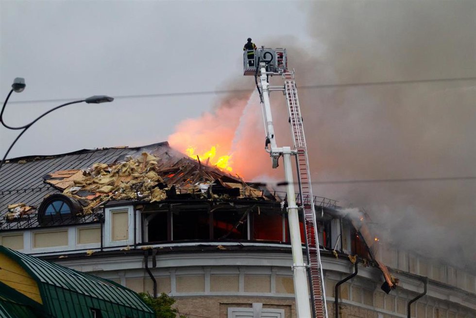 Archivo - Un bombero trata de extinguir un incendio en el Complejo Nacional de Arte y Cultura Mystetskyi Arsenal, provocado por un masivo ataque combinado ruso, en Kiev (Ucrania), el 15 de junio de 2026.