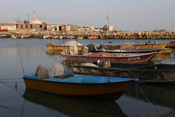 Archivo - Barcos de pesca cerca de la central nuclear de Bushehr, en el sur de Irán (archivo)