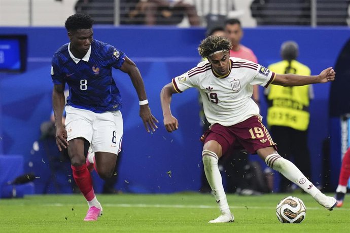 Lamine Yamal of Spain runs with the ball during the FIFA World Cup 2026 Semi Final match between France and Spain at Dallas Stadium on July 14, 2026 in Arlington, Texas.