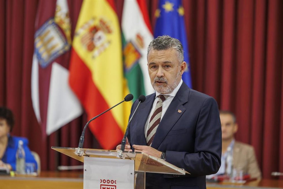 Archivo - El alcalde de Logroño, Conrado Escobar, en una intervención en el salón de plenos del Ayuntamiento.