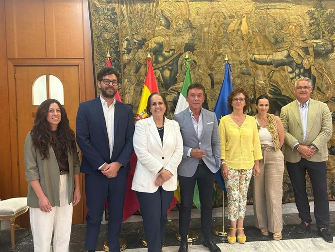 La presidenta del Imdeec y primera teniente de alcalde, Blanca Torrent, ha mantenido una reunión de trabajo con portavoces de Vicenzaoro.