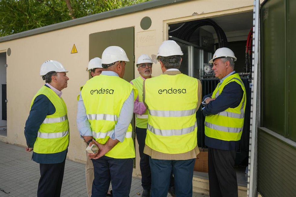 El alcalde de Sevilla, José Luis Sanz, visitando el nuevo centro de transformación del barrio de Palmete