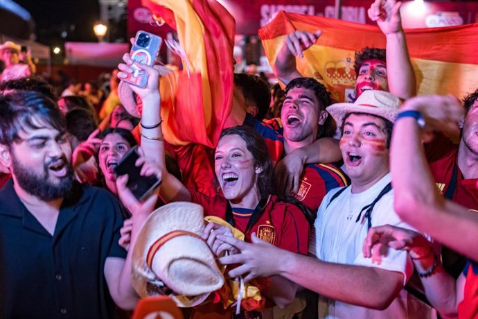 Aficionados a la selección española de fútbol durante la celebración del partido de semifinales del mundial entre España y Francia. Archivo.