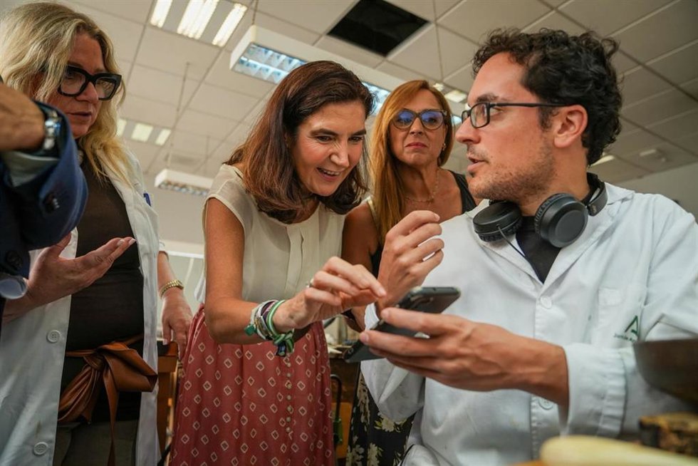 La consejera de Empleo, Empresa y Trabajo Autónomo, Rocío Blanco, en su visita a la Escuela de Joyería de Córdoba.