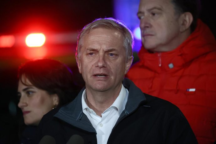 Santiago 15 de julio 2026. El Presidente de la Republica, Jose Antonio Kast, acompanado de la ministra de Desarrollo Social, el ministro de Vivienda y Urbanismo, el delegado presidencial de la Region Metropolitana, y el alcalde de La Florida,  realiza un