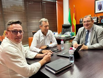 Imagen de la reunión con el alcalde de Torres, Roberto Moreno