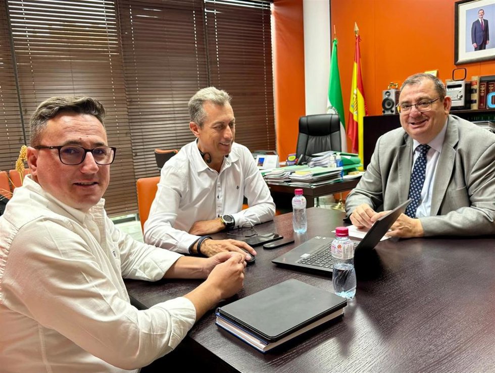 Imagen de la reunión con el alcalde de Torres, Roberto Moreno