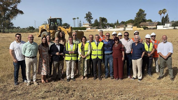 Foto de familia con ocasión del inicio de las obras del tramo Espartinas-Valencina de la circunvalación SE-40 , con el subdelegado del Gobierno y la alcaldesa de Espartinas en el centro de la imagen