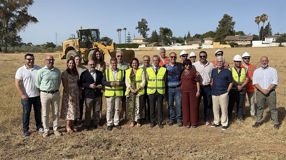 Foto de familia con ocasión del inicio de las obras del tramo Espartinas-Valencina de la circunvalación SE-40 , con el subdelegado del Gobierno y la alcaldesa de Espartinas en el centro de la imagen