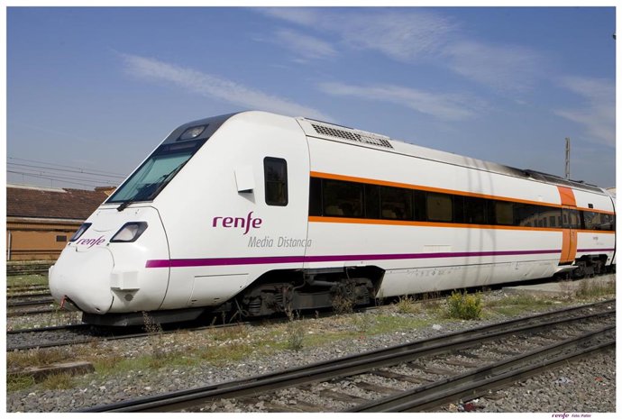 Archivo - Tren de media distancia