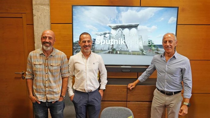 El alcalde de Siero, Ángel García 'Cepi', y el concejal de Deportes, Salud y Protección contra Incendios, Jesús Abad, junto a Dani Castillo, cofundador y brand manager de Sputnik.
