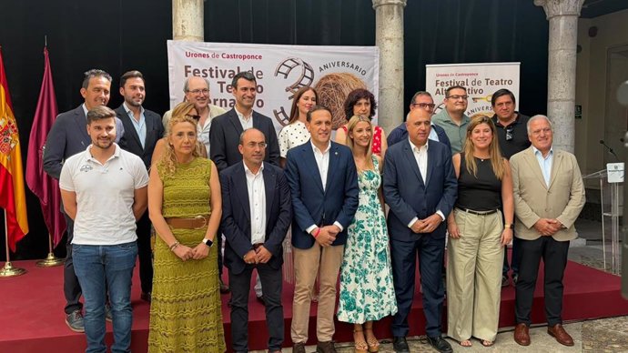 Diversas autoridades provinciales durante la presentación de la trigésima edición del FETALE de Urones de Castroponce (Valladolid)