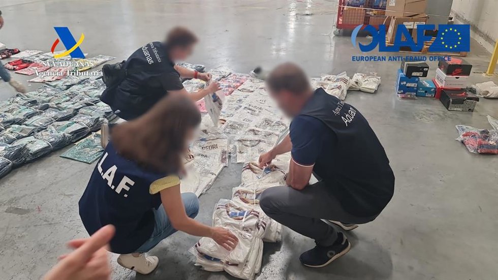 Agencia Tributaria desmantela una fábrica con doce máquinas para la falsificación de prendas e interviene 2.000 camisetas de selecciones del Mundial de Fútbol en Madrid.